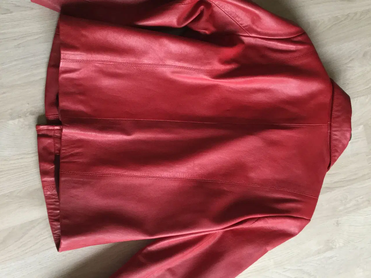 Billede 3 - Kort rød jakke