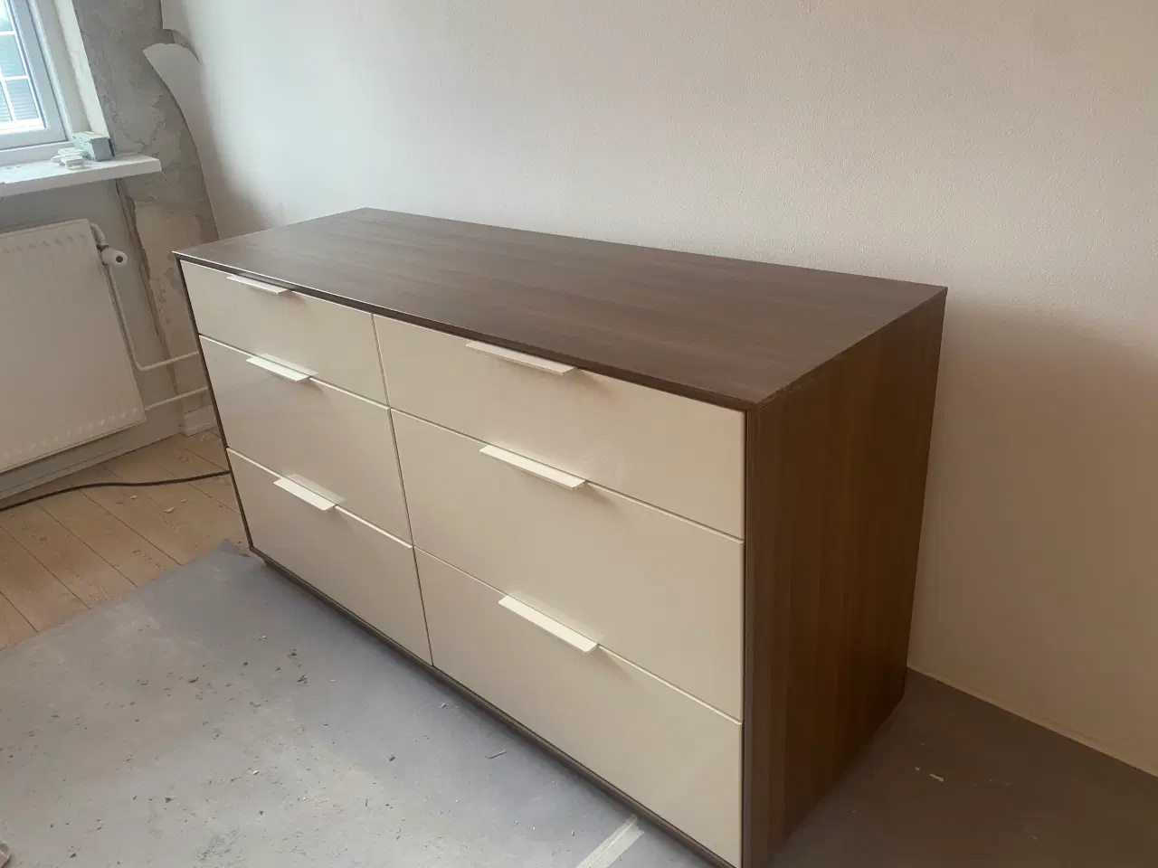 Billede 2 - Kommode i træfiner/hvid højglans