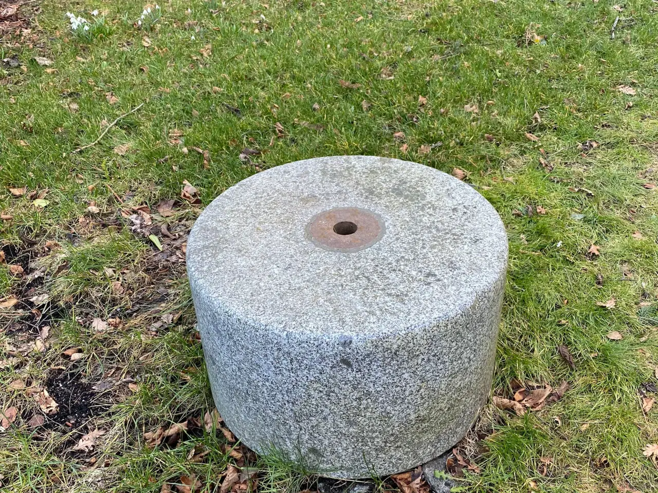 Billede 2 - Store sten til parasol 