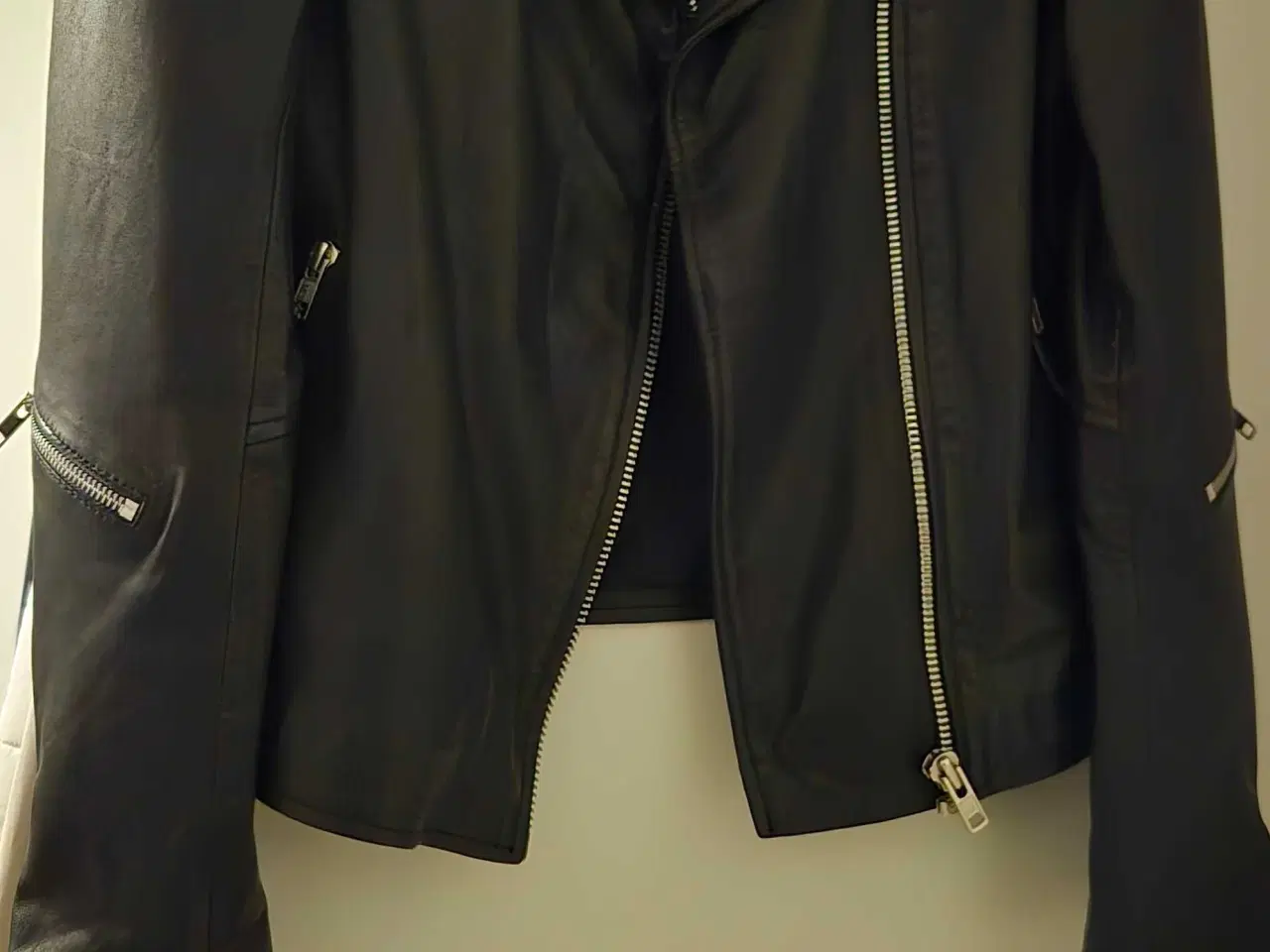 Billede 1 - Skindjakke,  sort str M