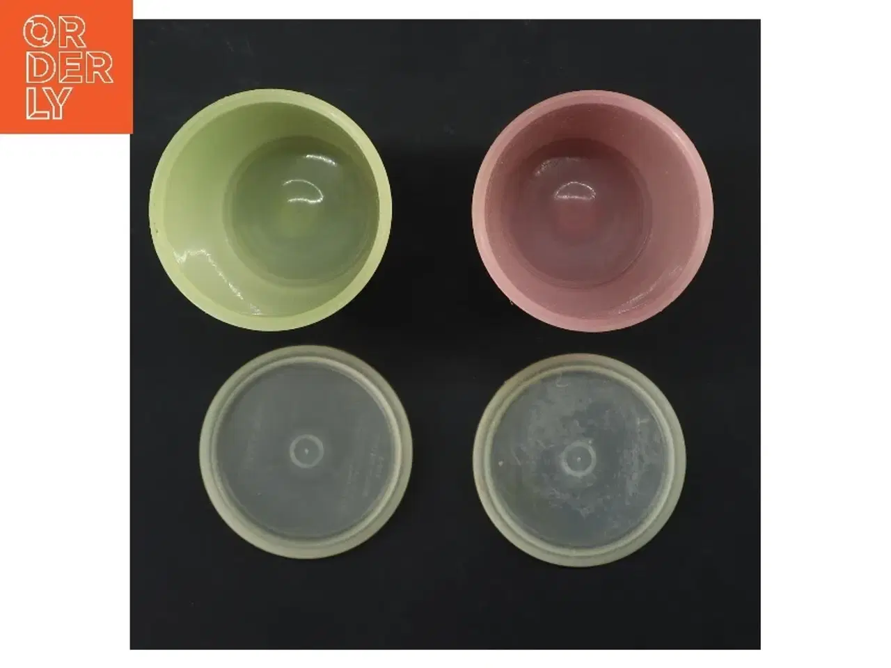 Billede 2 - To plastbeholdere med låg fra Tupperware (str. 2 stk Ø 7 cm længde 13 cm)