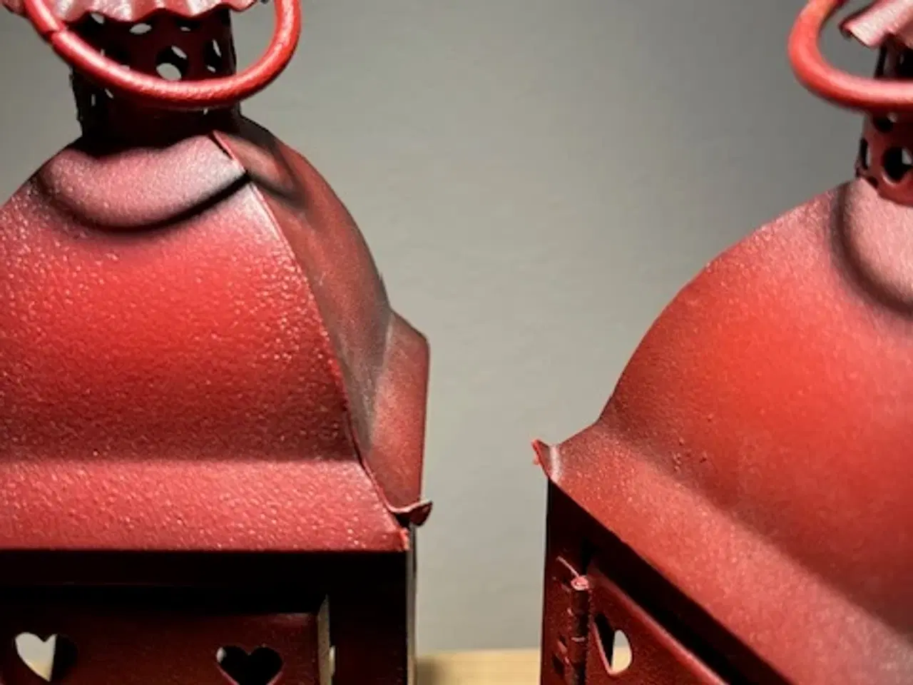 Billede 3 - 2 hyggelige røde lanterner med hjerteudskæringer