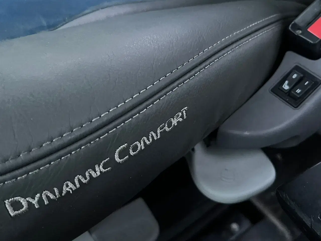 Billede 7 - New Holland T7.230 Autocommand med frontlift og nye bagdæk er lige monteret på den.