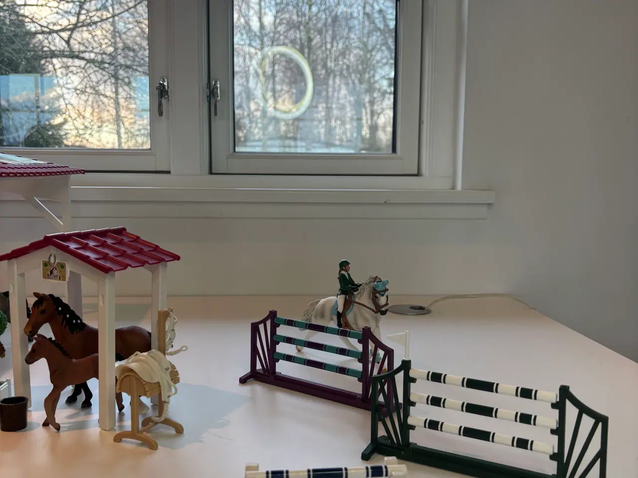 Billede 12 - Schleich stald område med 7 stk  heste