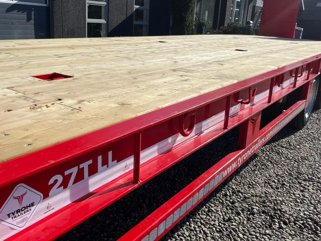 Billede 6 - Tyrone 27TLL LANG MODEL med Affjedret træk og affjedret aksler. Med hydrauliske ramper og værktøjskasse