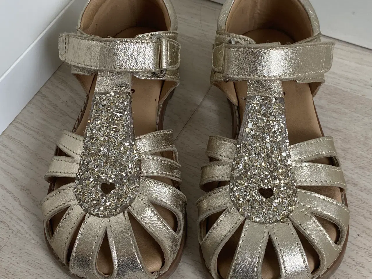 Billede 1 - Sandaler i guld 