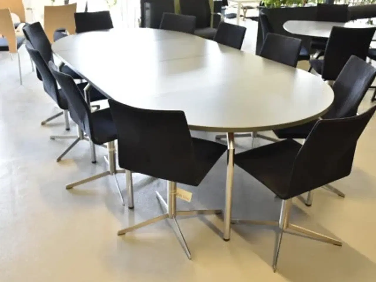 Billede 3 - Bent krogh mødebord med nymalet grå bordplade på ben i krom