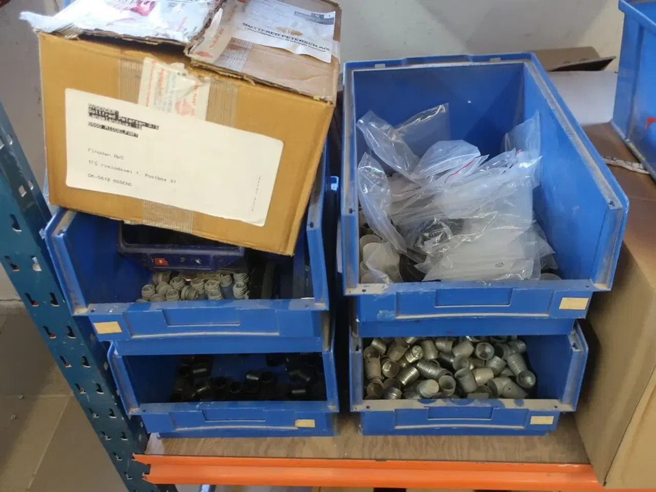 Billede 10 - Reol med div. Bolte m.m.