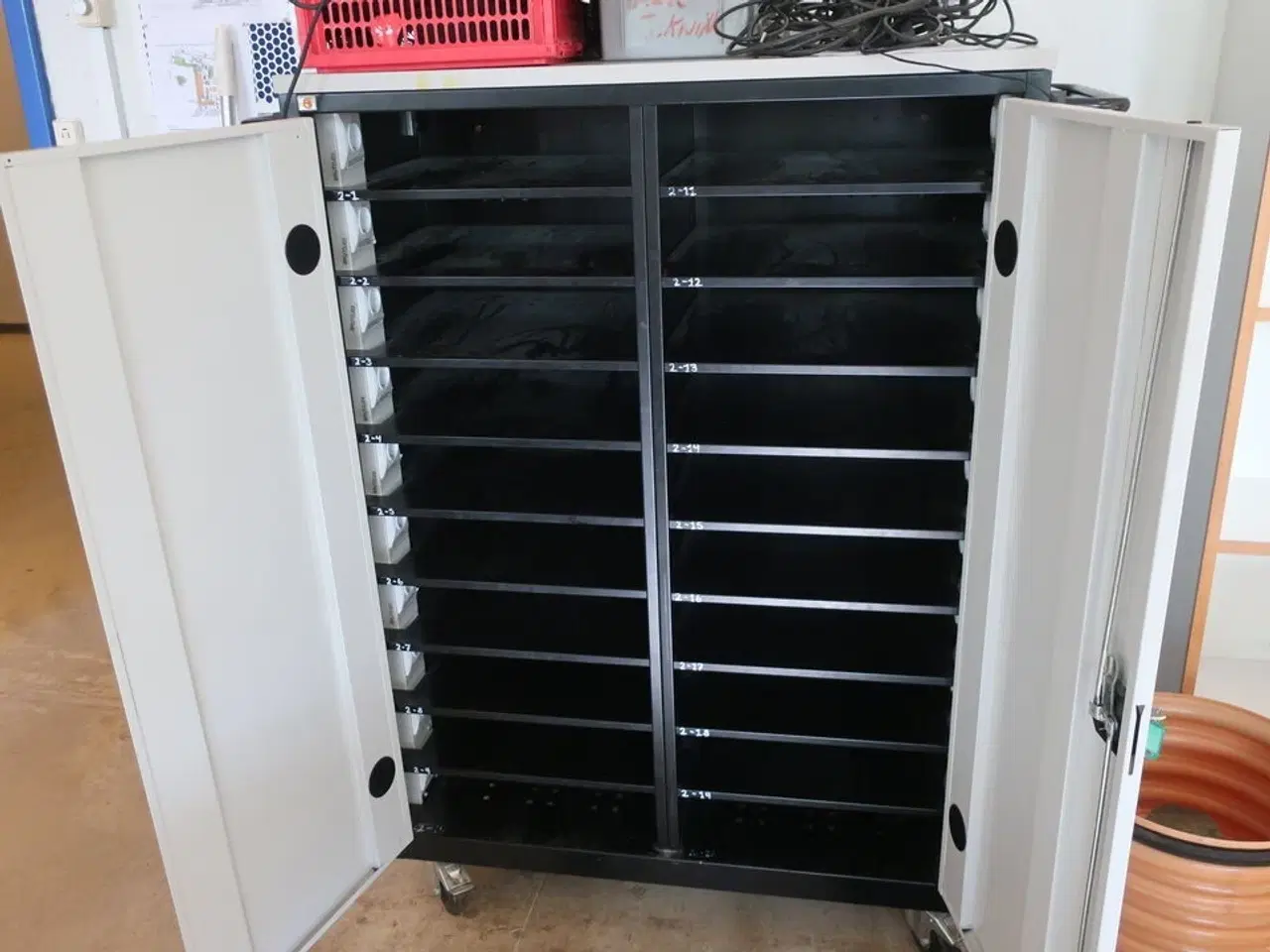 Billede 1 - Skab til PC'er m. stik til lader ved hver hylde