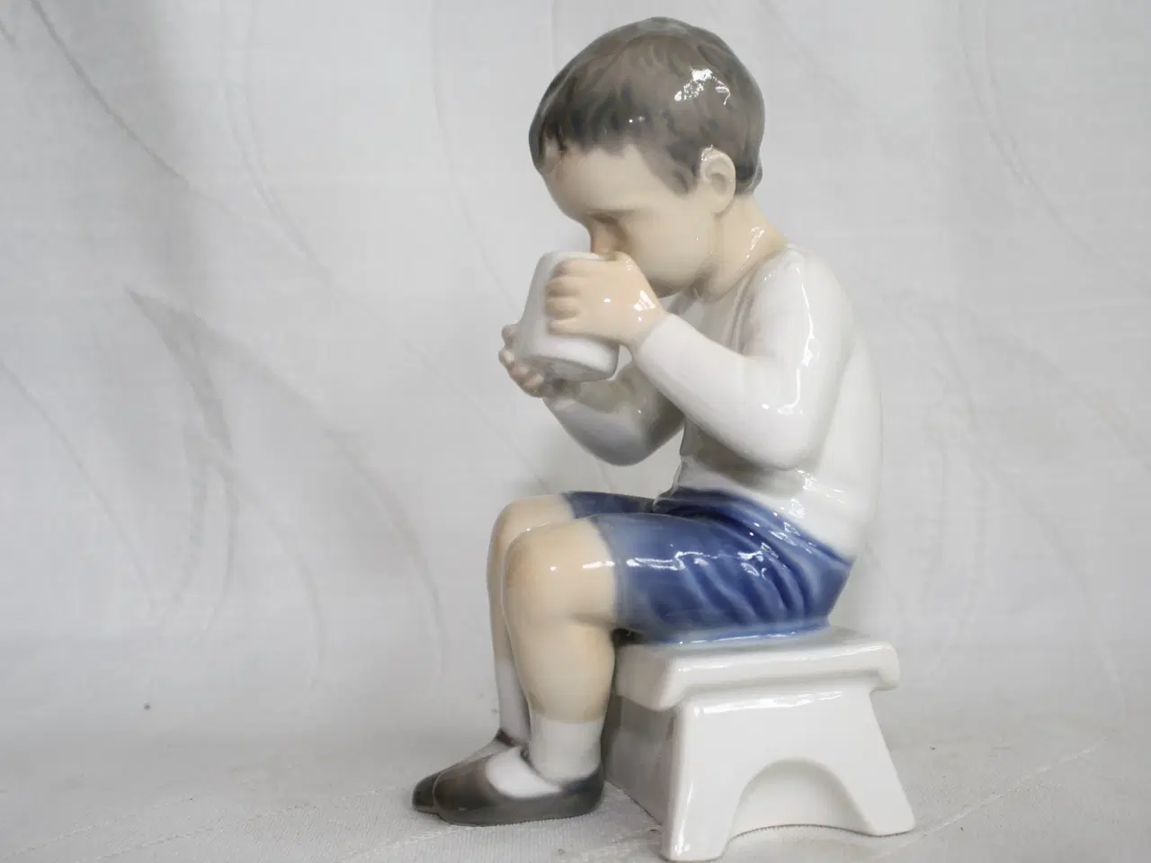 Billede 4 - Victor, Dreng med kop, figur fra Bing og Grøndahl