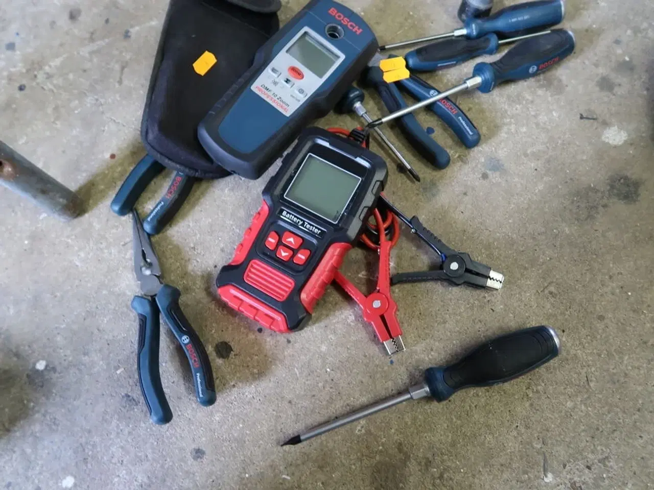 Billede 4 - Multidetektor BOSCH DMF 10 Zoom samt batteritester og værktøj