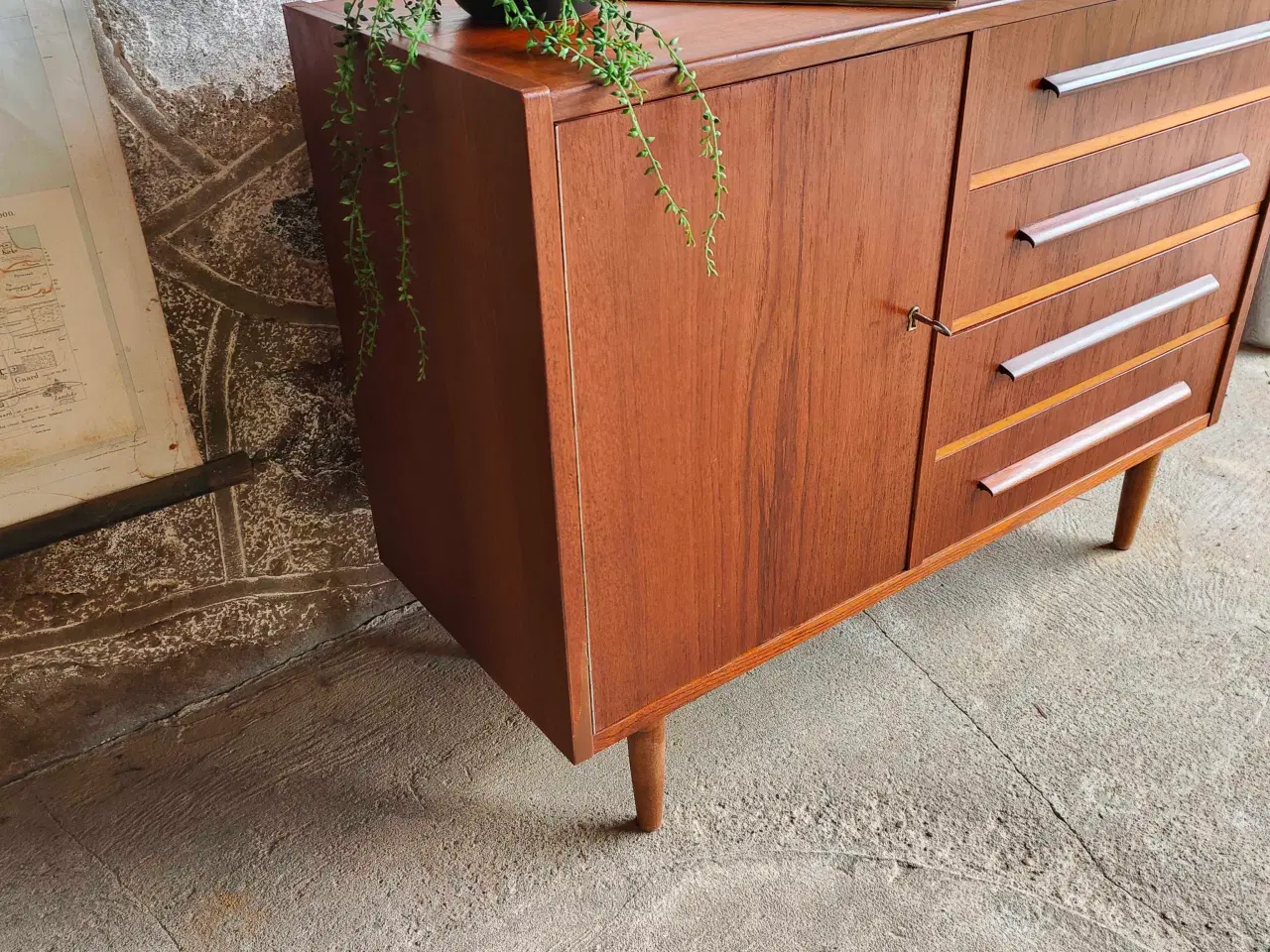 Billede 3 - Mindre lav teaktræs skænk med skuffer og låge