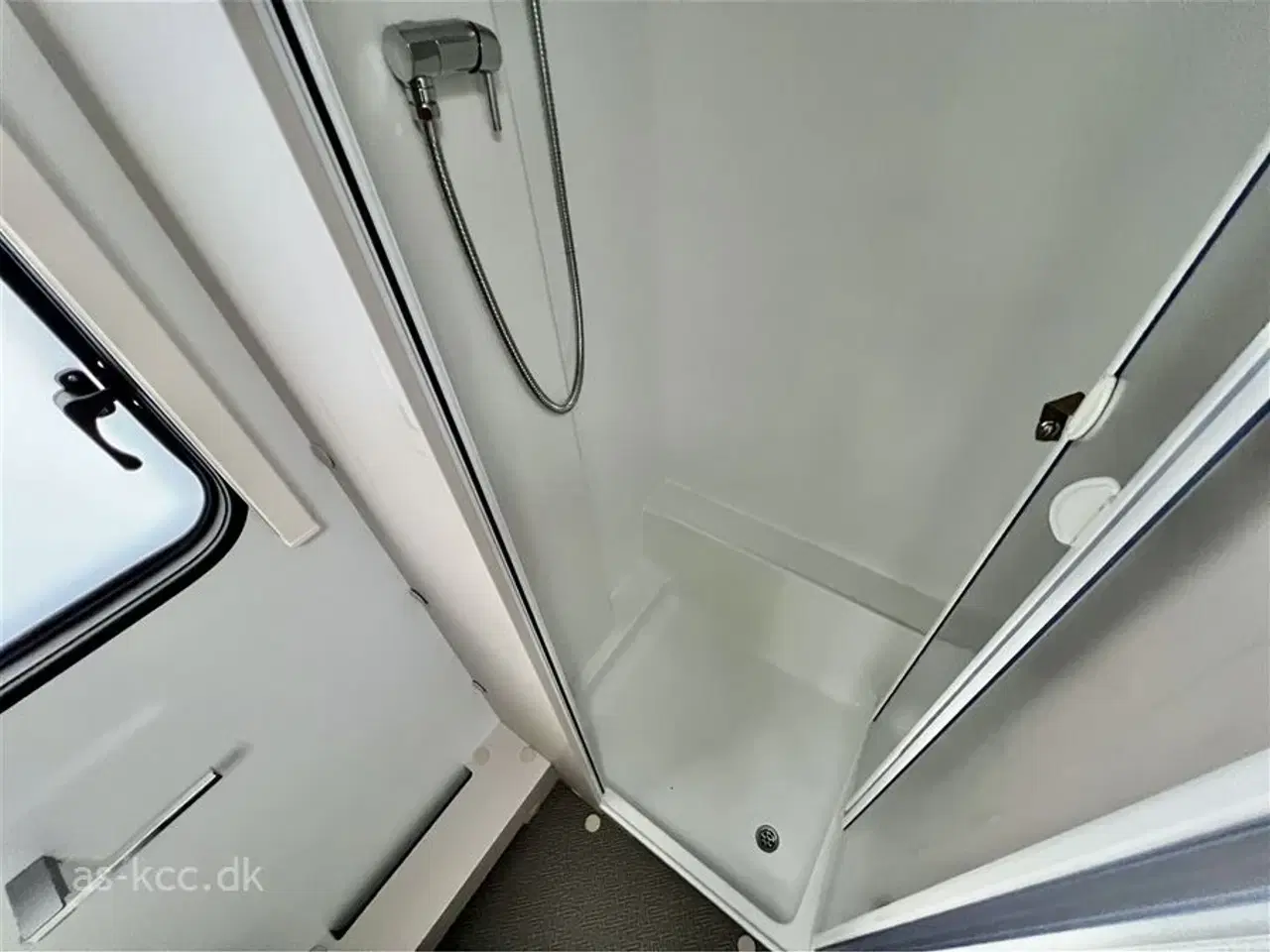 Billede 15 - 2023 - Adria Adora 573 PT   Adria Adora 573 PT årg 2023, 7 sovepladser, 5 siddepladser. Dobbeltseng og rundsiddegruppe samt 3 køjer, mikroovn