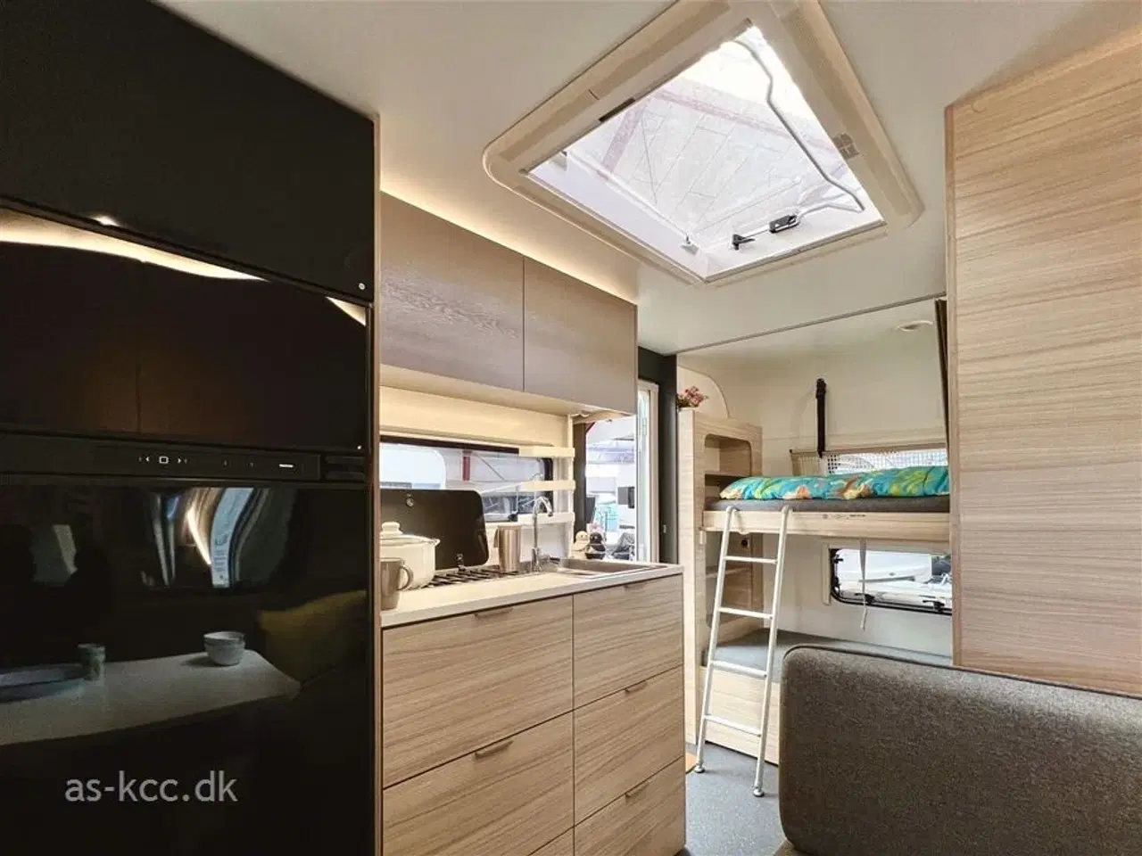 Billede 6 - 2026 - Adria Altea 542 PK   Adria Altea 542 PK årg. 2026 6 sovepladser, 4 siddepladser, 2 køjer, sidesiddegruppe, dobbeltseng.