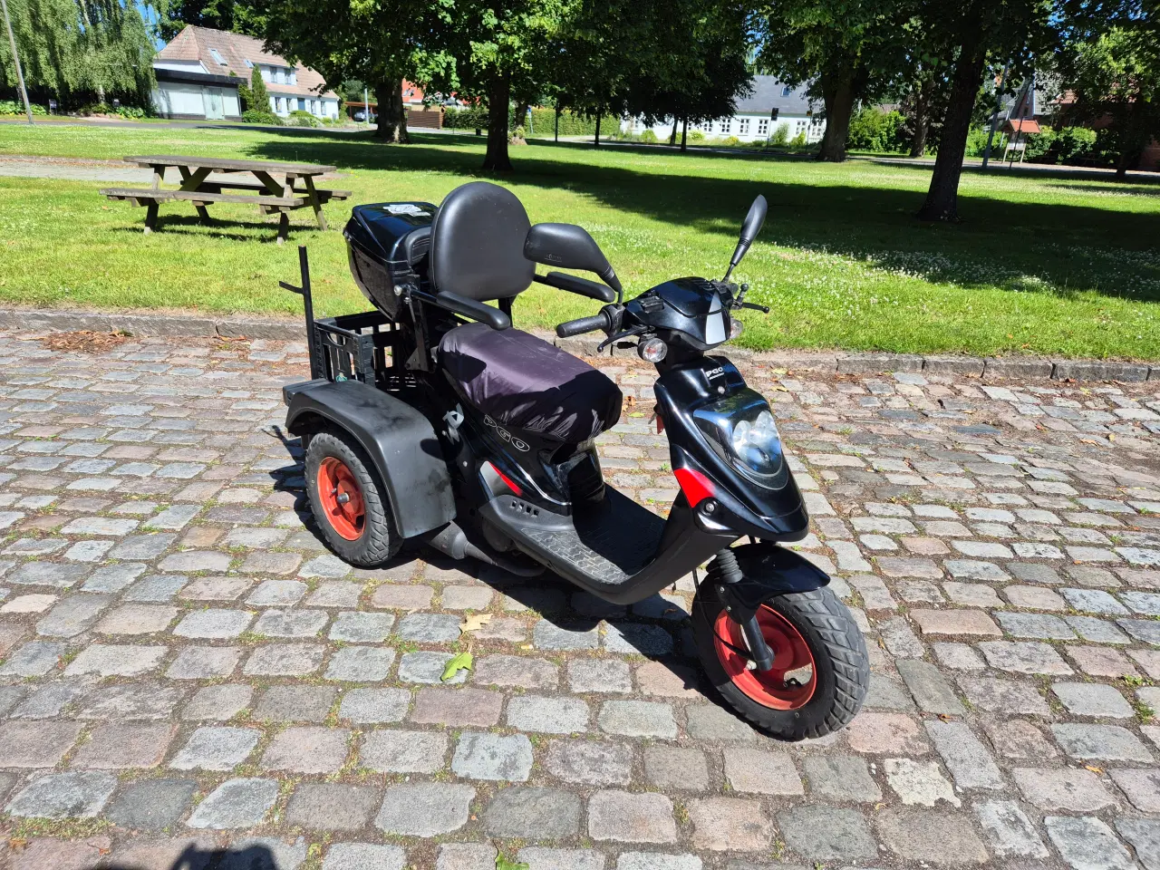 Billede 1 - Pgo p3 2 takter 3 hjulet står næsten som ny