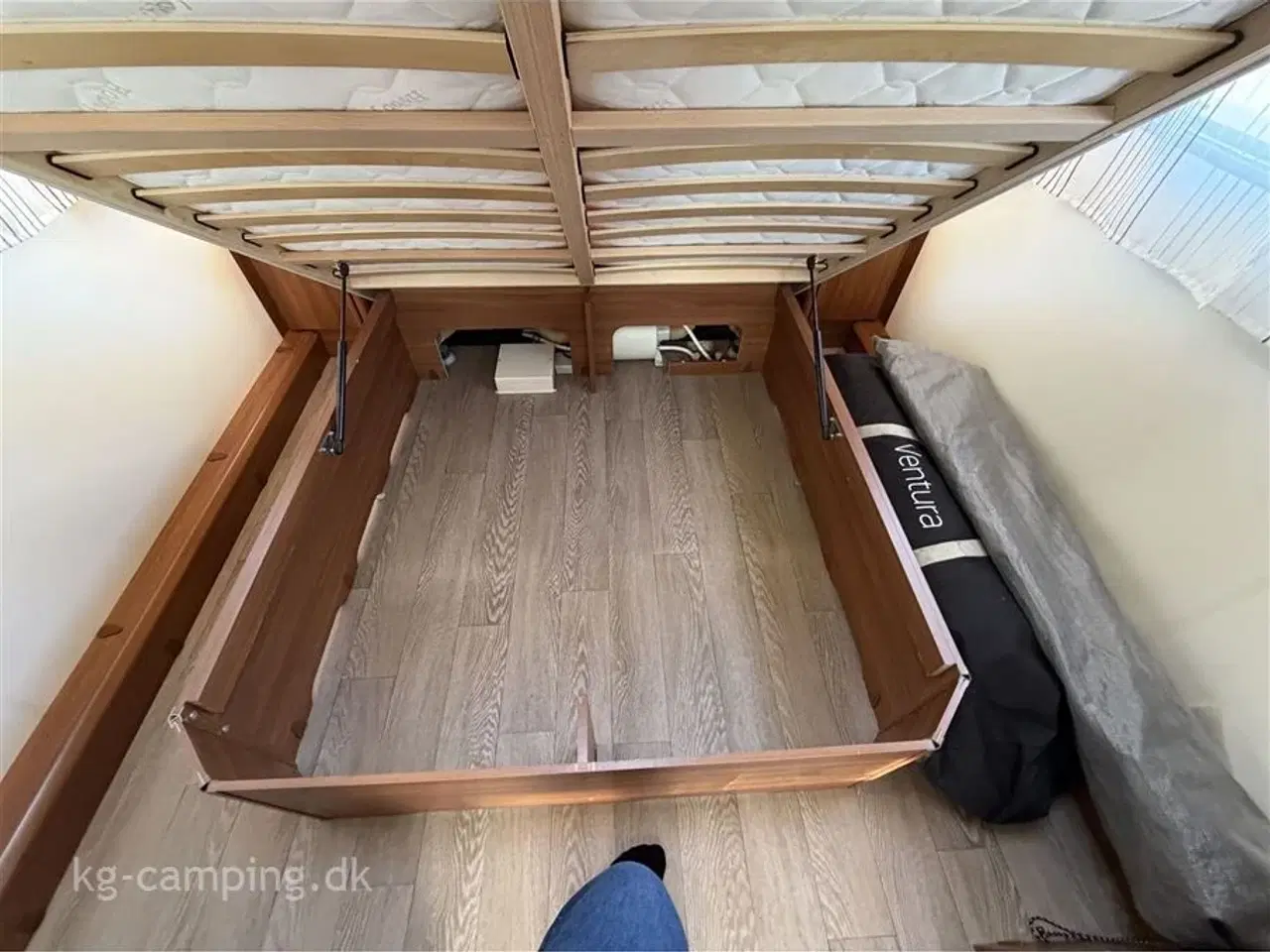 Billede 5 - 2018 - Hobby Excellent 460 SFf   Let rejsevogn med fritstående dobbeltseng. Incl i prisen er mover, fast markise og fortelt.