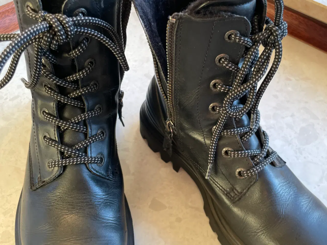 Billede 2 - Sort ECCO Børnestøvle TREDTRAY