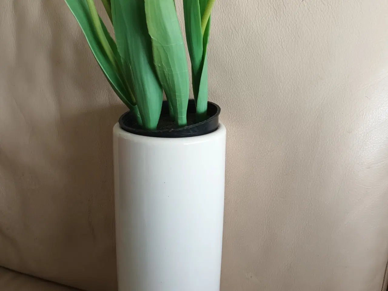 Billede 1 - FLOT HVID KERAMIK VASE 25 CM ER NUMMERERET I BUNDE