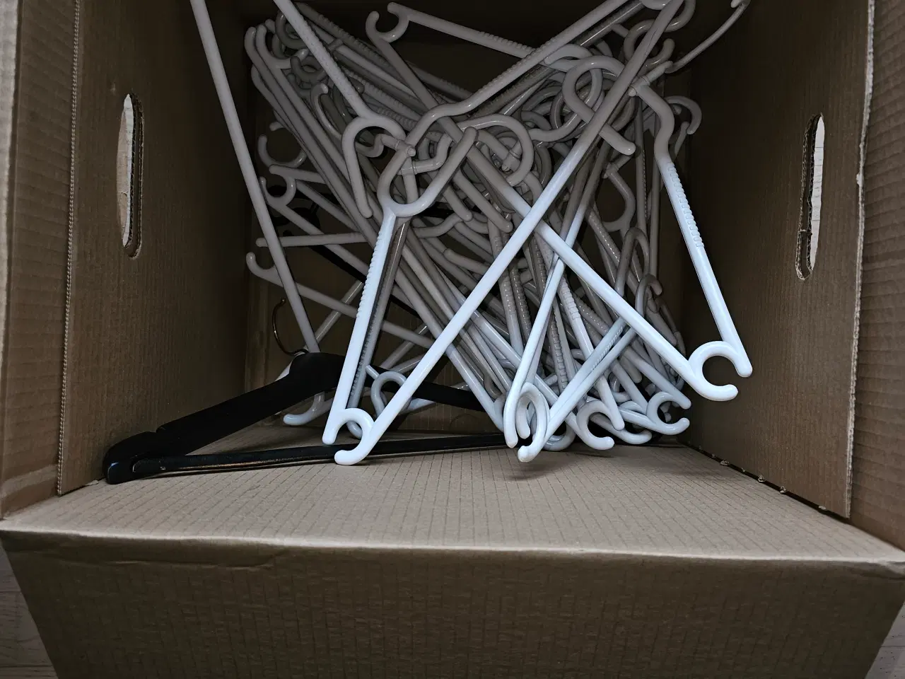 Billede 1 - Flyttesalg: En hel kasse hvide bøjler