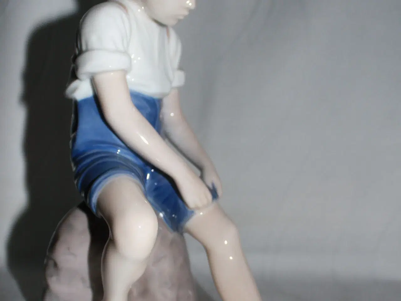 Billede 8 - Porcelænsfigur "dreng på sten" fra B&G