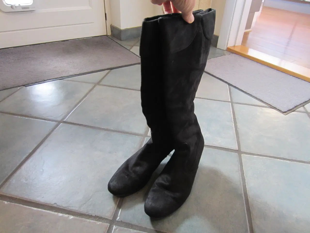 Billede 1 - Sorte lange støvler i str. 37