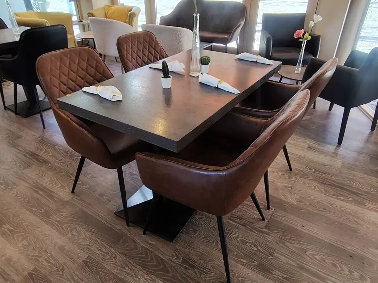 Billede 1 - To caféborde med fire stole