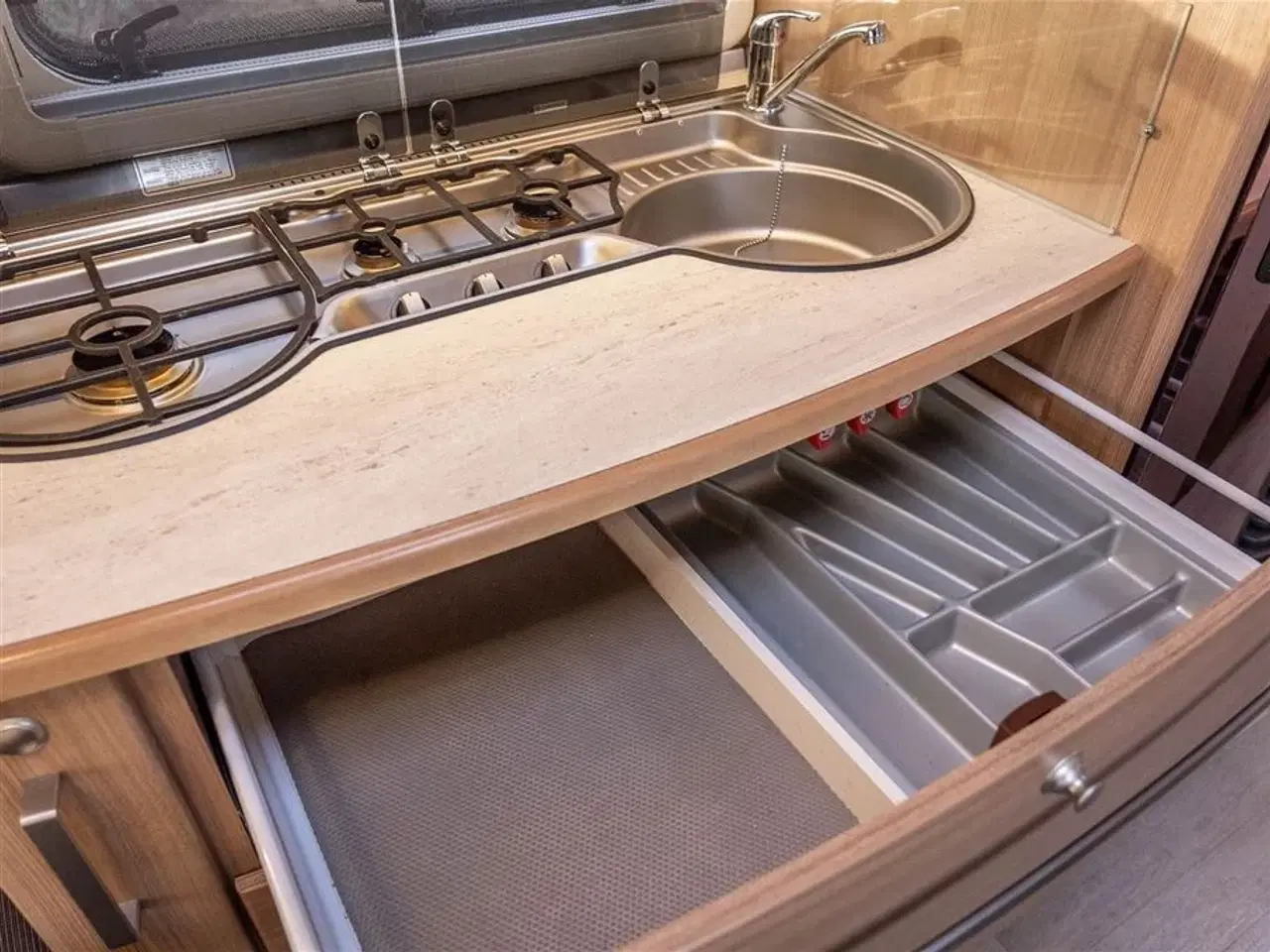 Billede 14 - 2016 - Fendt Bianco Selection 515 SG Rummelig kvalitetsvogn med enkeltsenge