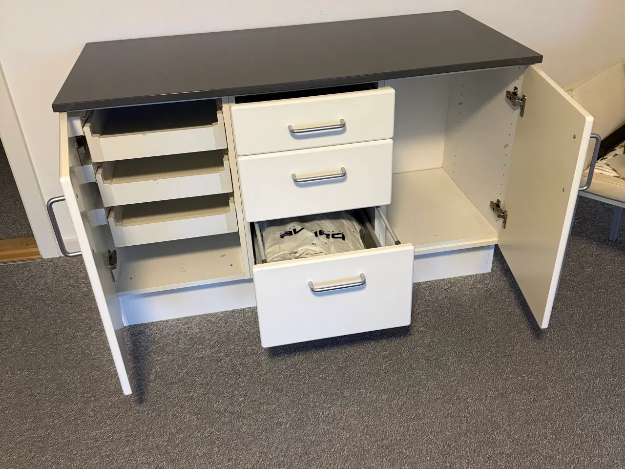 Billede 2 - Specialbygget kommode med grå bordplade