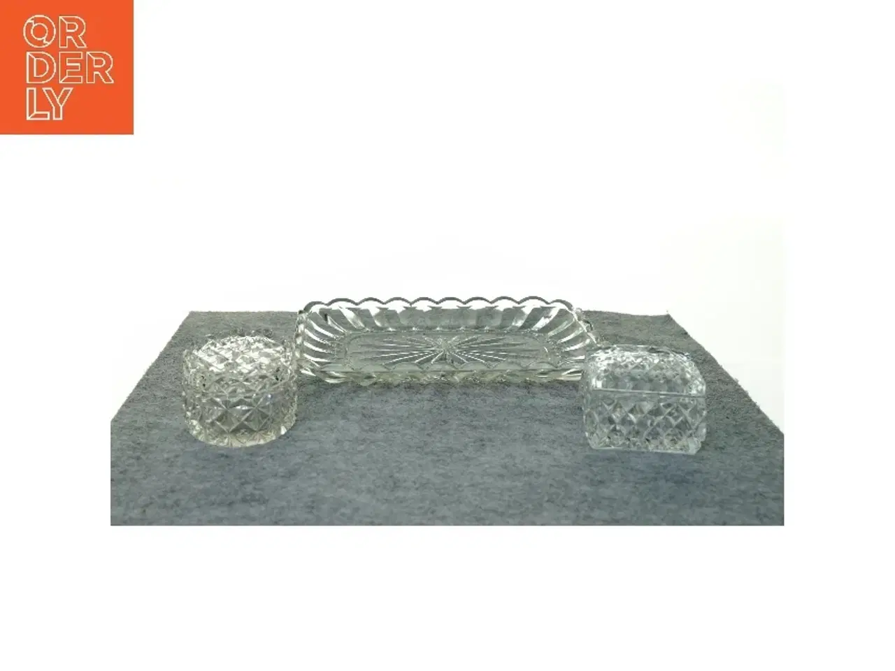 Billede 4 - Krystalsæt til sminkebord eller på badeværelse. (str. 22 x 14 cm 7 x 5 cm 6 x 4 cm)