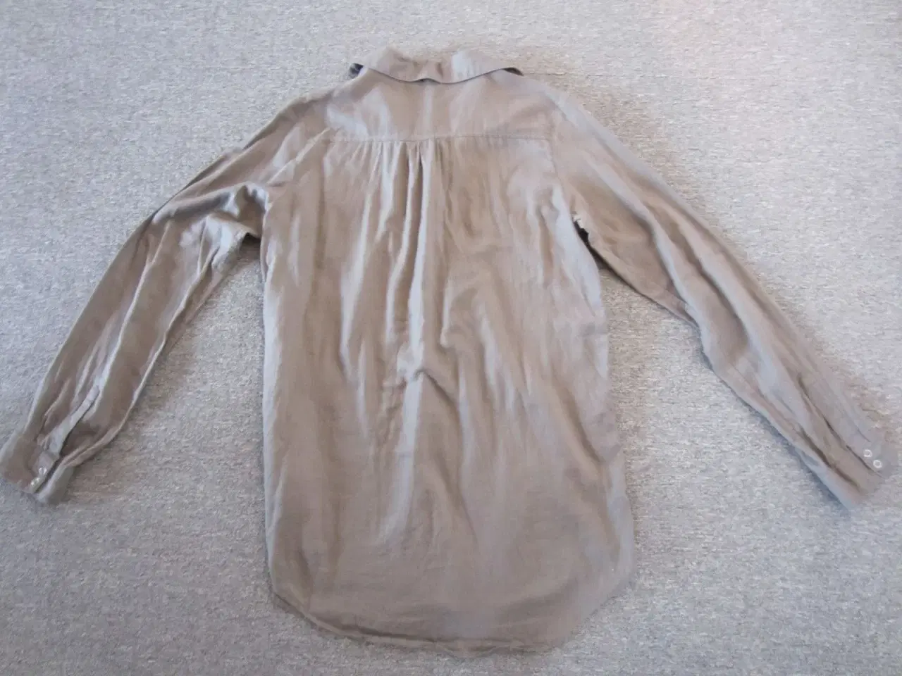 Billede 4 - Fin Skjorte i lys brun fra H&M i str 170
