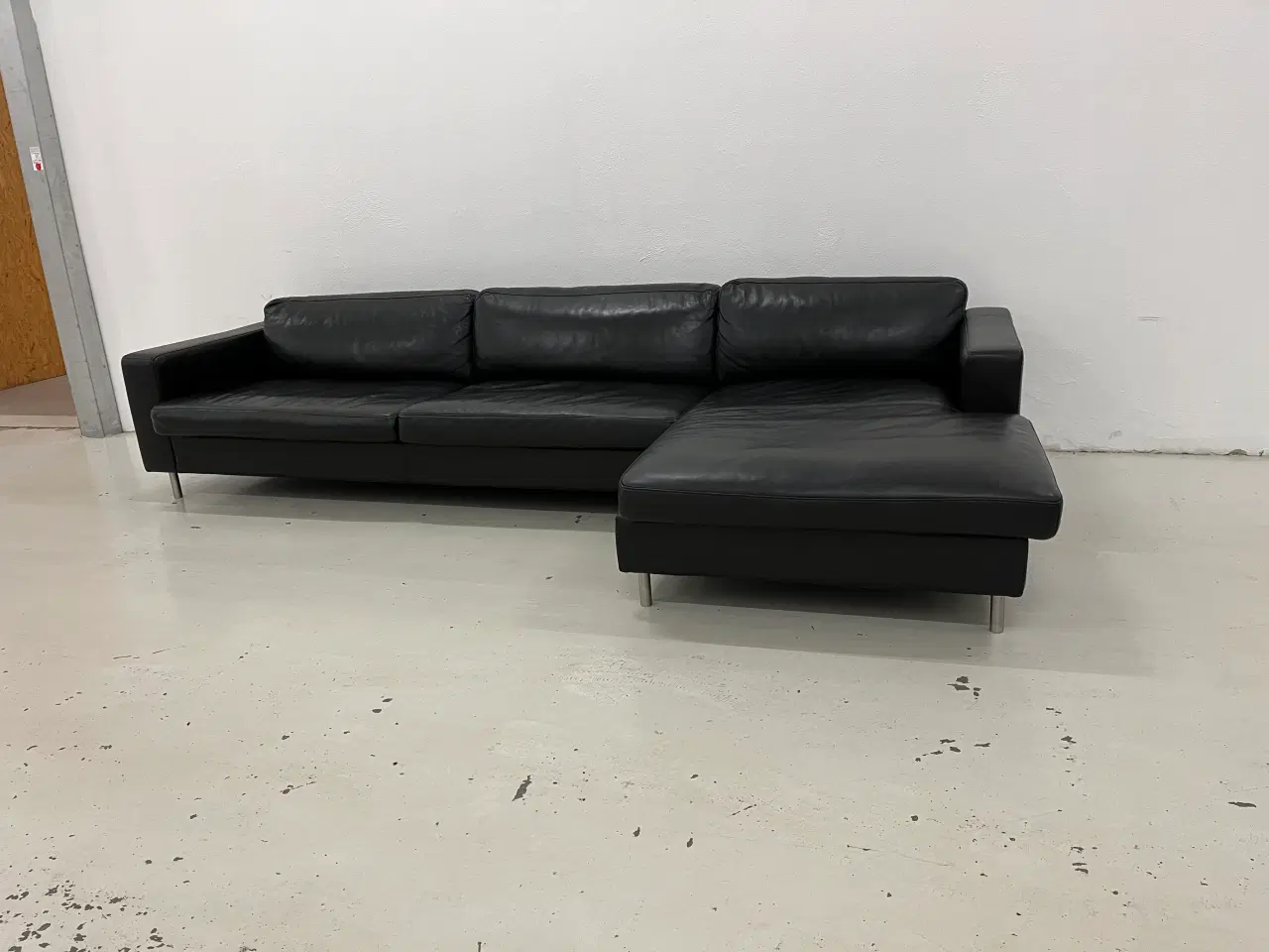 Billede 2 - chaiselong sofa  fra Bolia i sort Anilin læder.