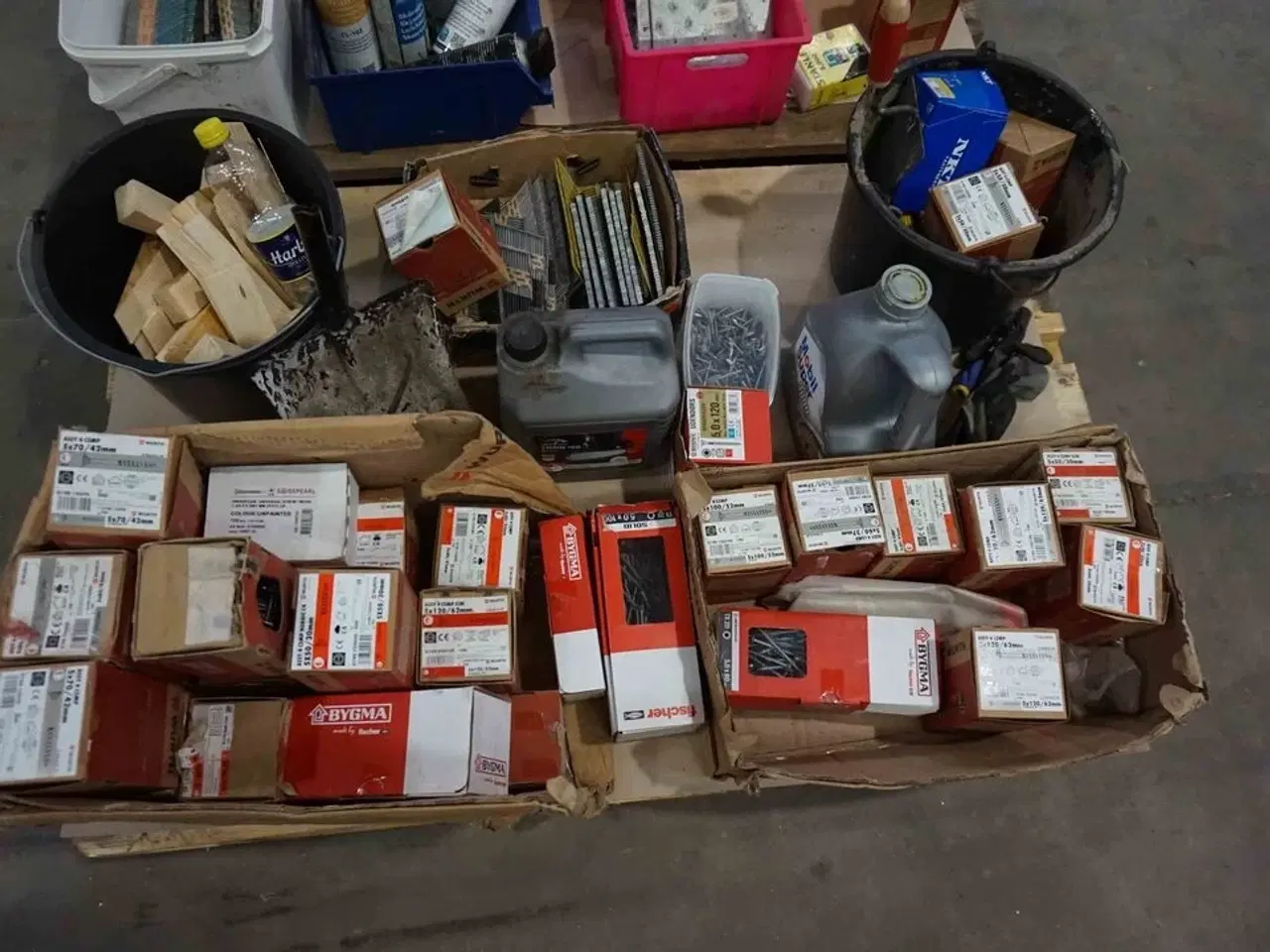 Billede 4 - 2 paller med hyldevarer fra firmabil