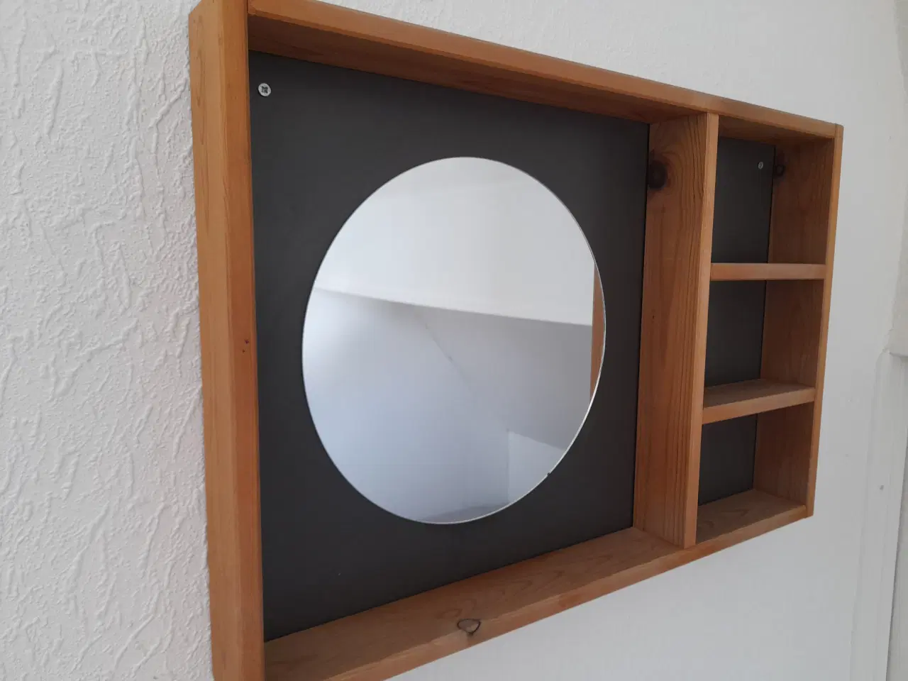 Billede 1 - Retro spejl i træramme med hylder fra 1970'erne.