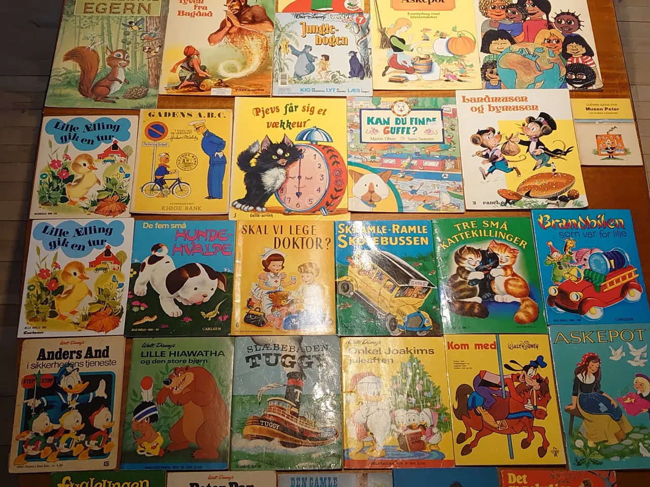 Billede 1 - 47 stk børnehæfter. 14 stk er Ællebælle hæfter.