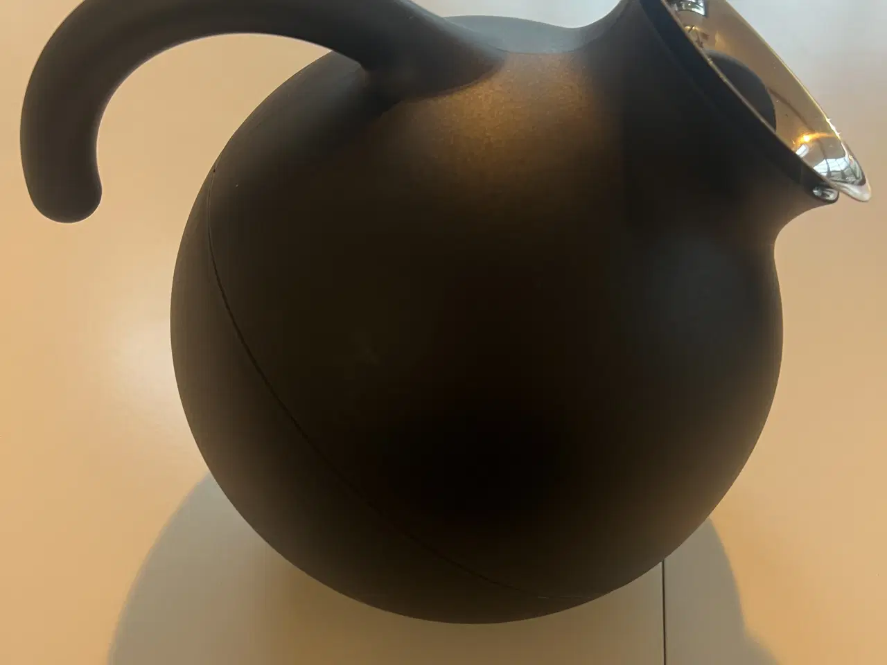 Billede 2 - 2 stk. Eva Solo Globe Termokande 1 L, Sort