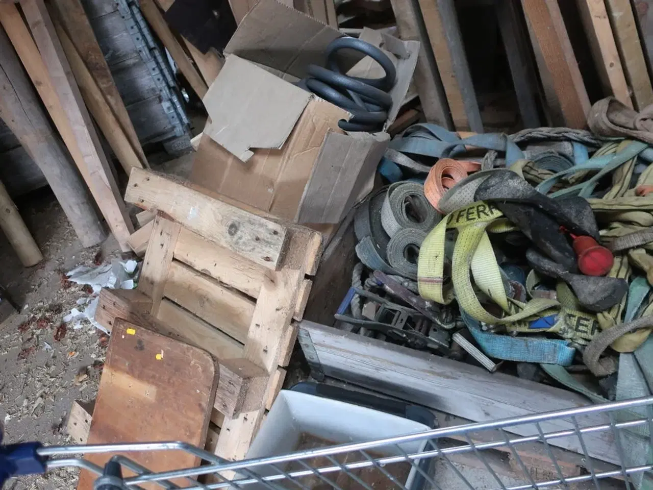 Billede 16 - Div. Træ, hegn, værktøj, løftestroppe, buskrydder m.m.