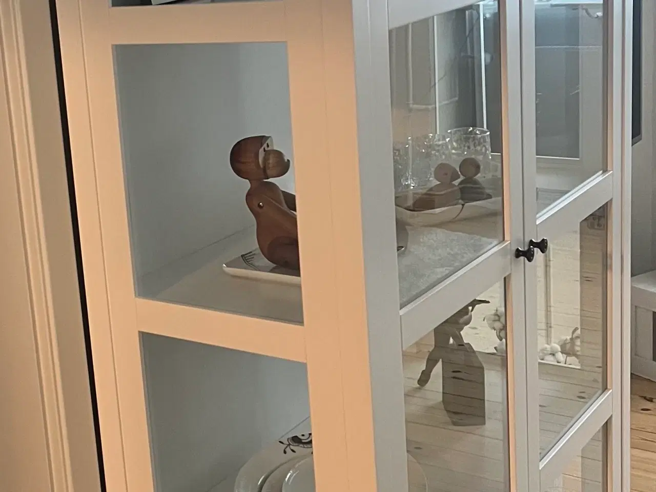 Billede 2 - Hvidt vitrineskab sælges 