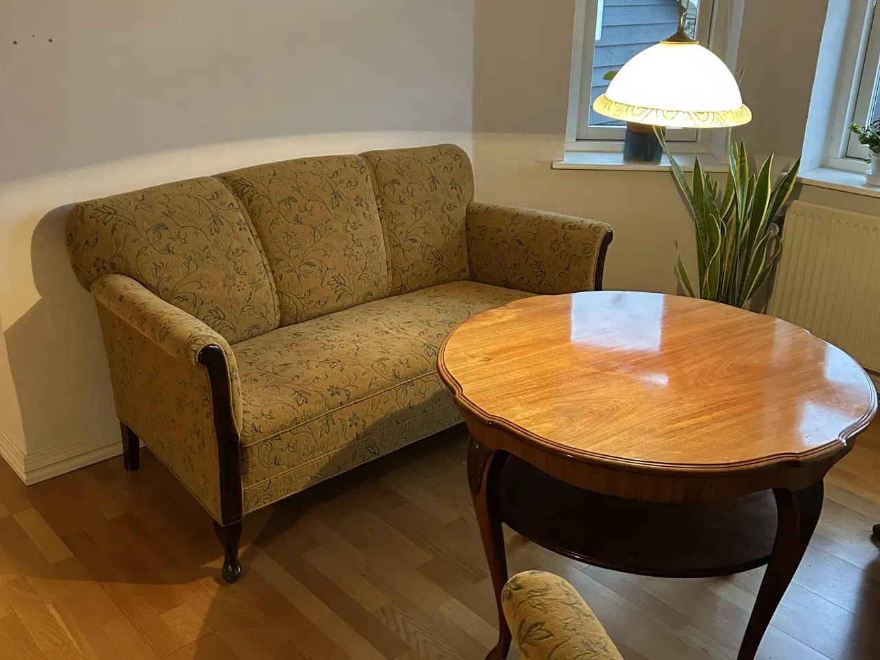 Billede 1 - Ny pris! Antik stue med sofa, 2 stole og bord