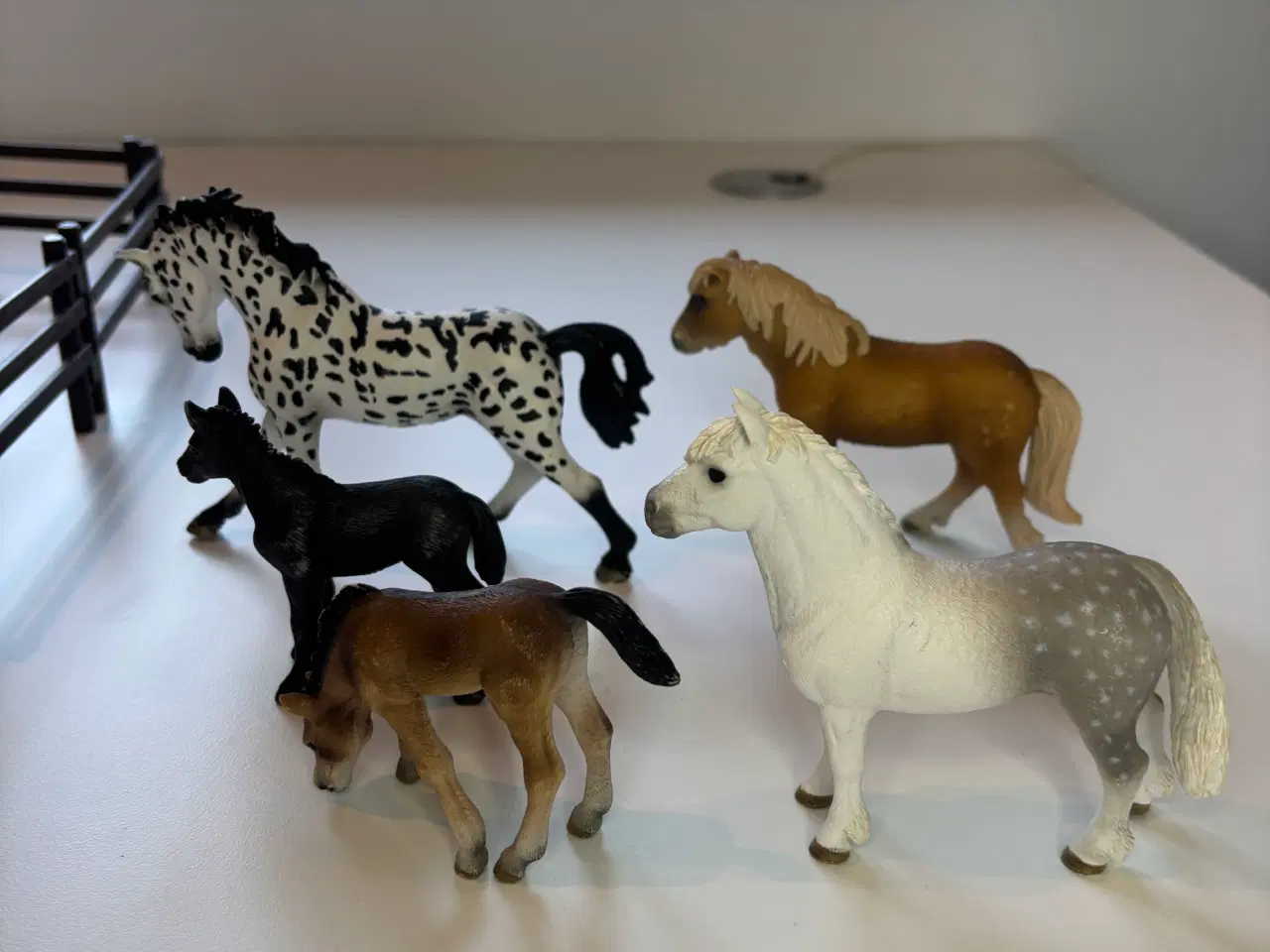 Billede 5 - Schleich fold område med 5 stk heste