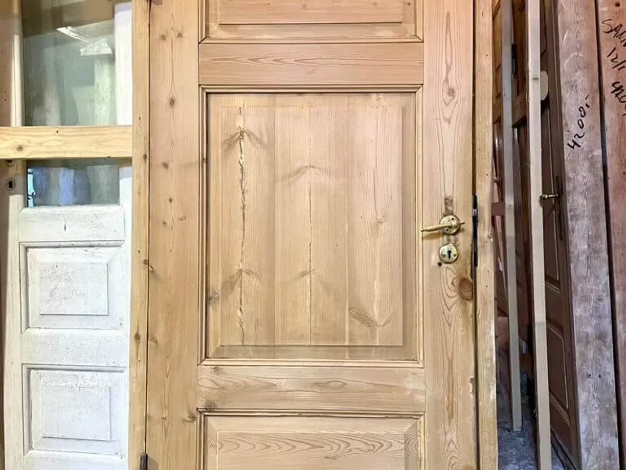 Billede 1 - Bred, lav og afsyret fyldningsdør m. karm