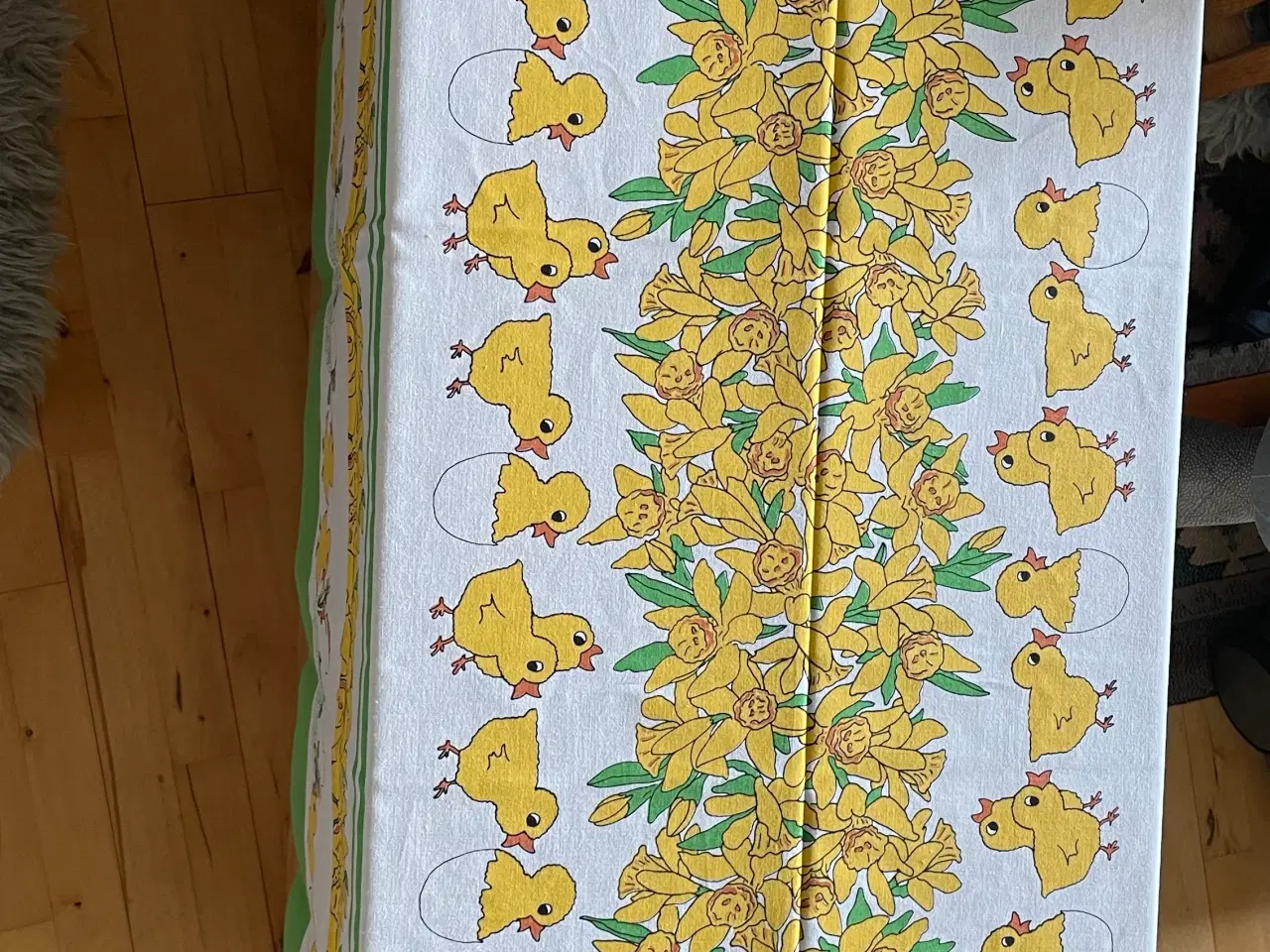 Billede 3 - Fin påske dug med høns, kyllinger og påskeliljer