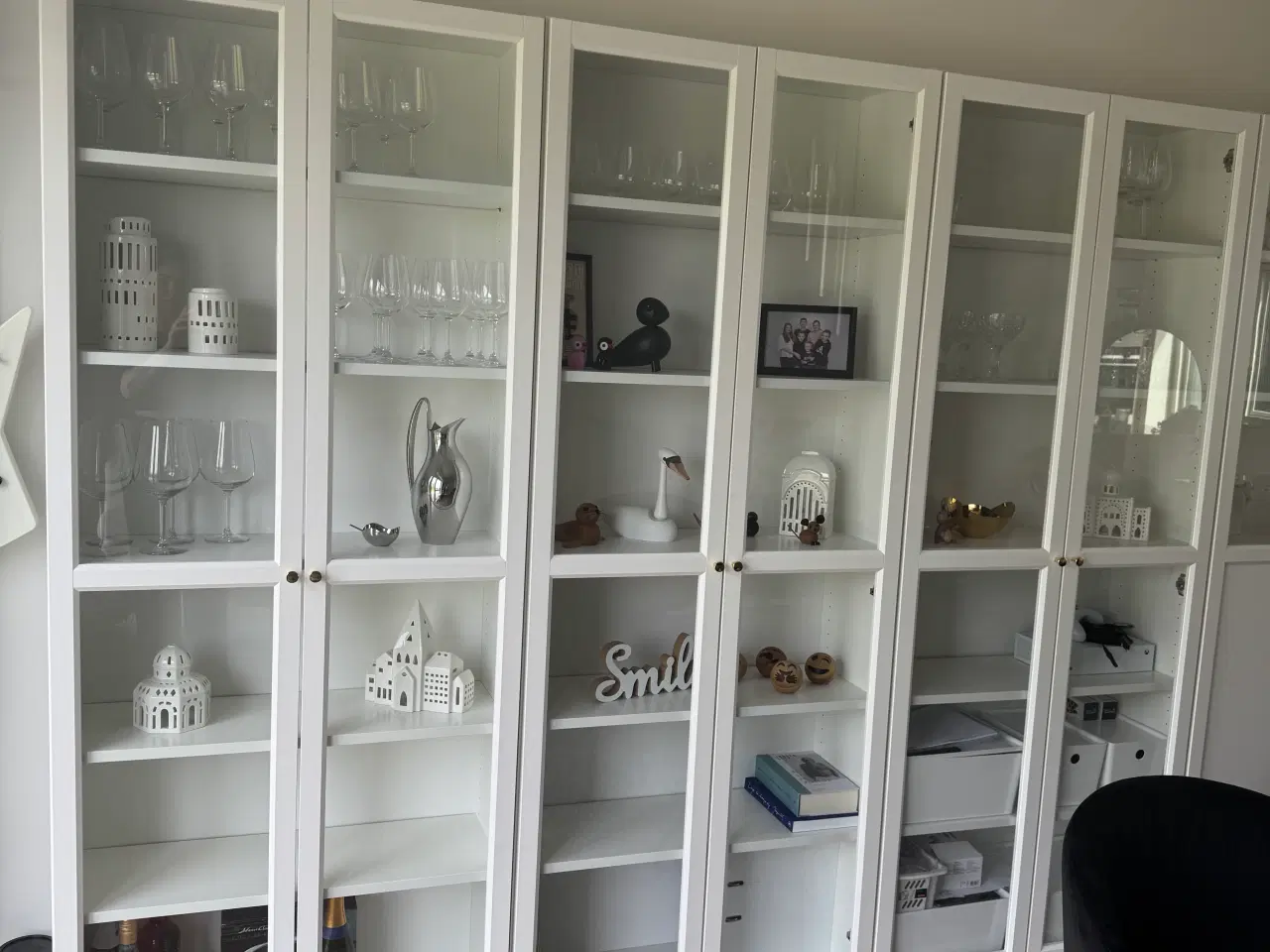 Billede 2 - Vitrine skabe med guld greb 