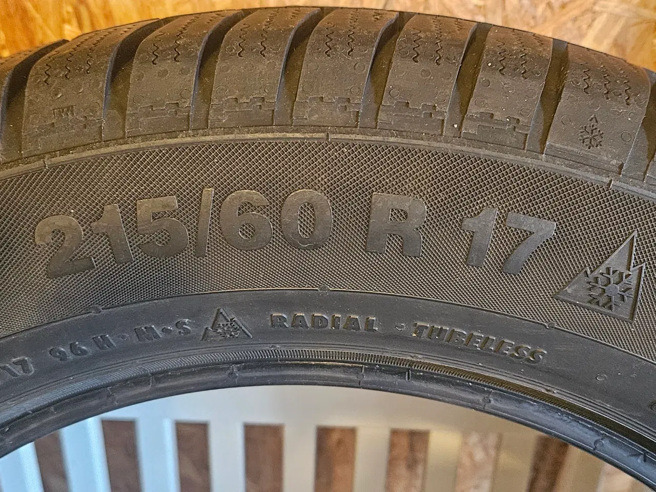 Billede 4 - 215/60/17 Continental vinterdæk.