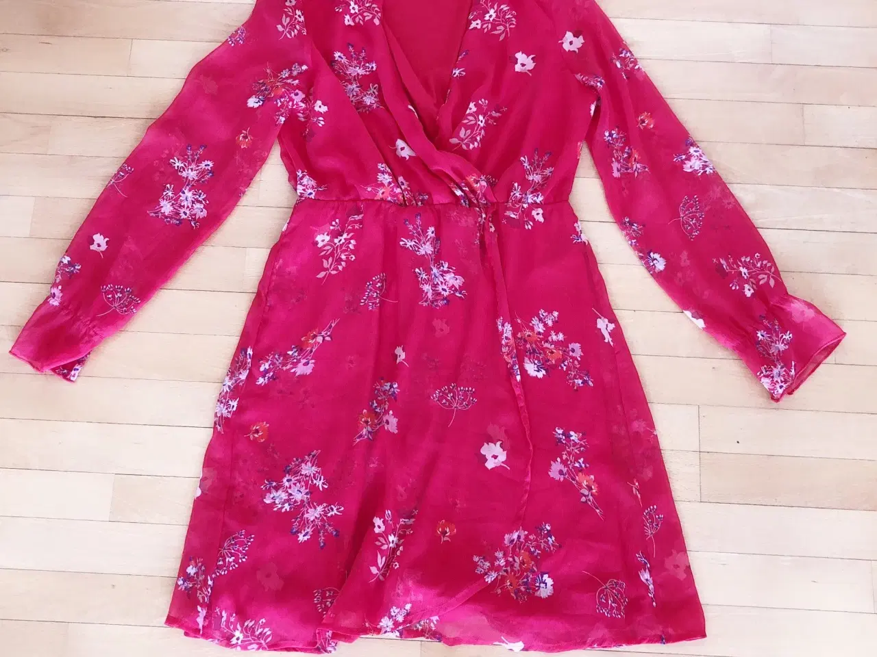 Billede 1 - Vero Moda skøn rødblomstret kjole str M