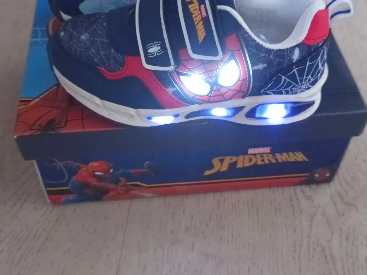 Billede 1 - Nye Spider-Man sko med lys 