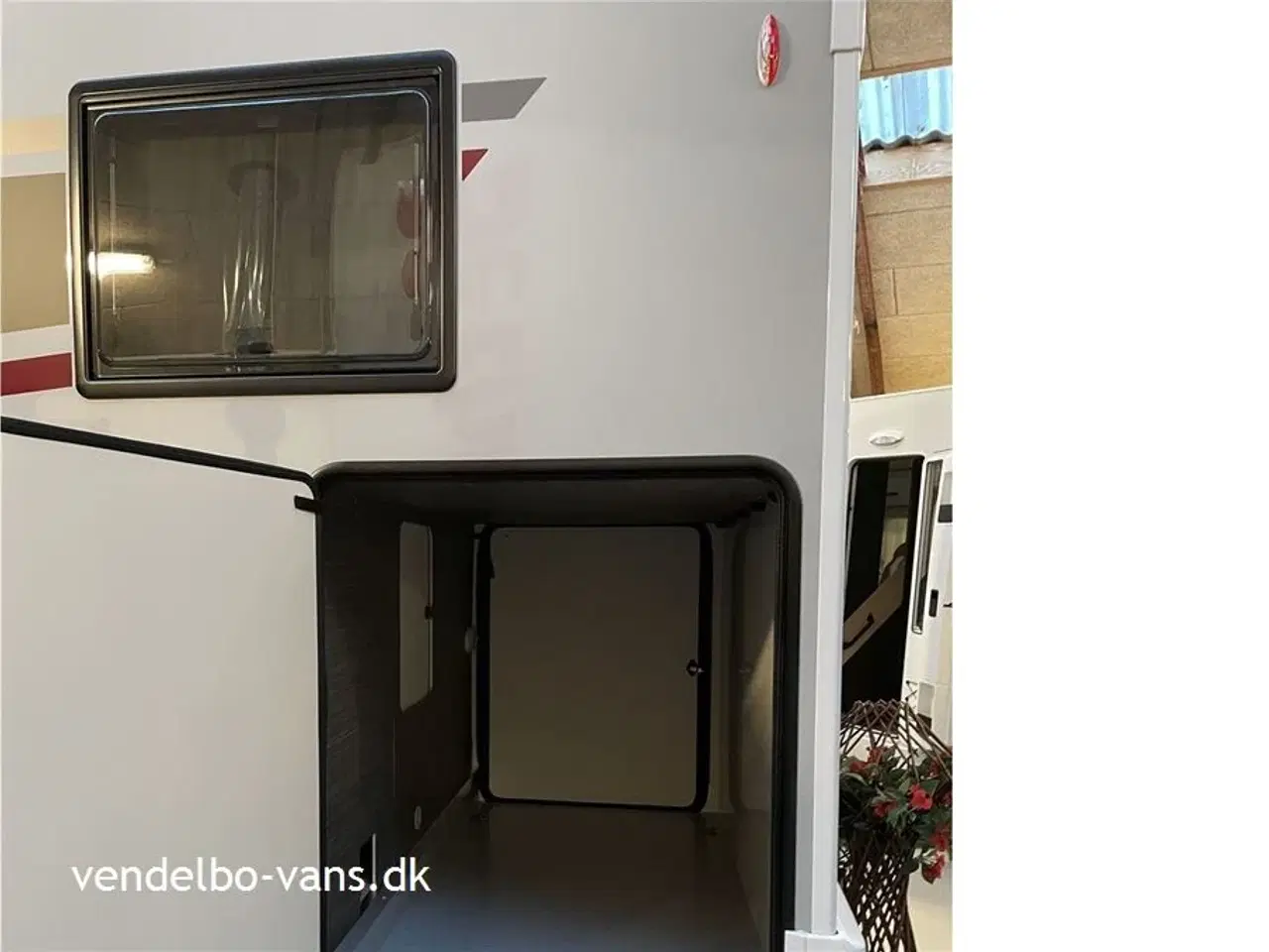 Billede 10 - 2026 - McLouis Nevis 873 Enkeltsenge og stor garage