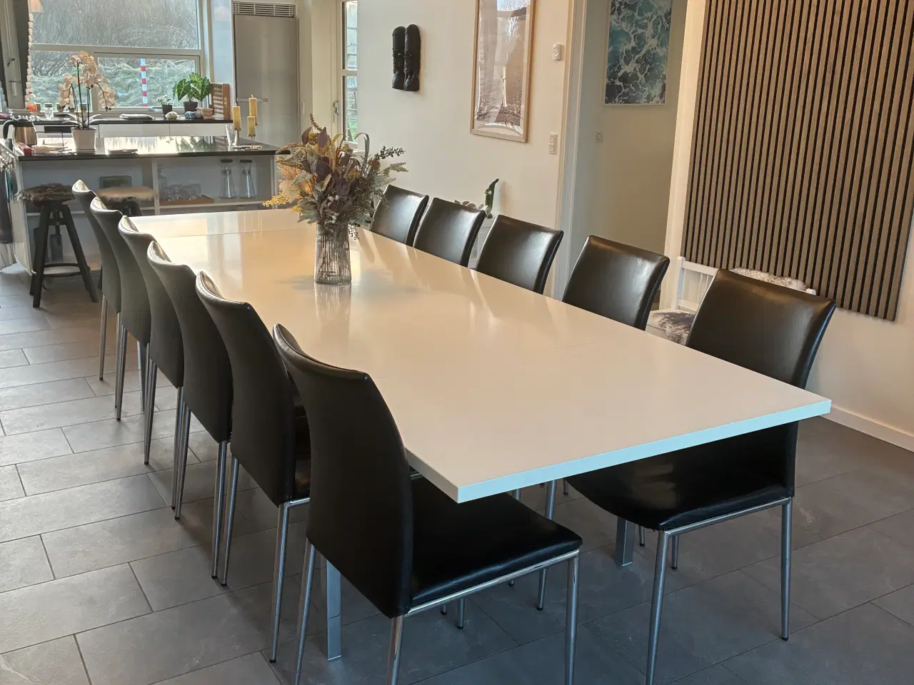 Billede 2 - Solidt spisebord i hvid laminat, kraftige stålben