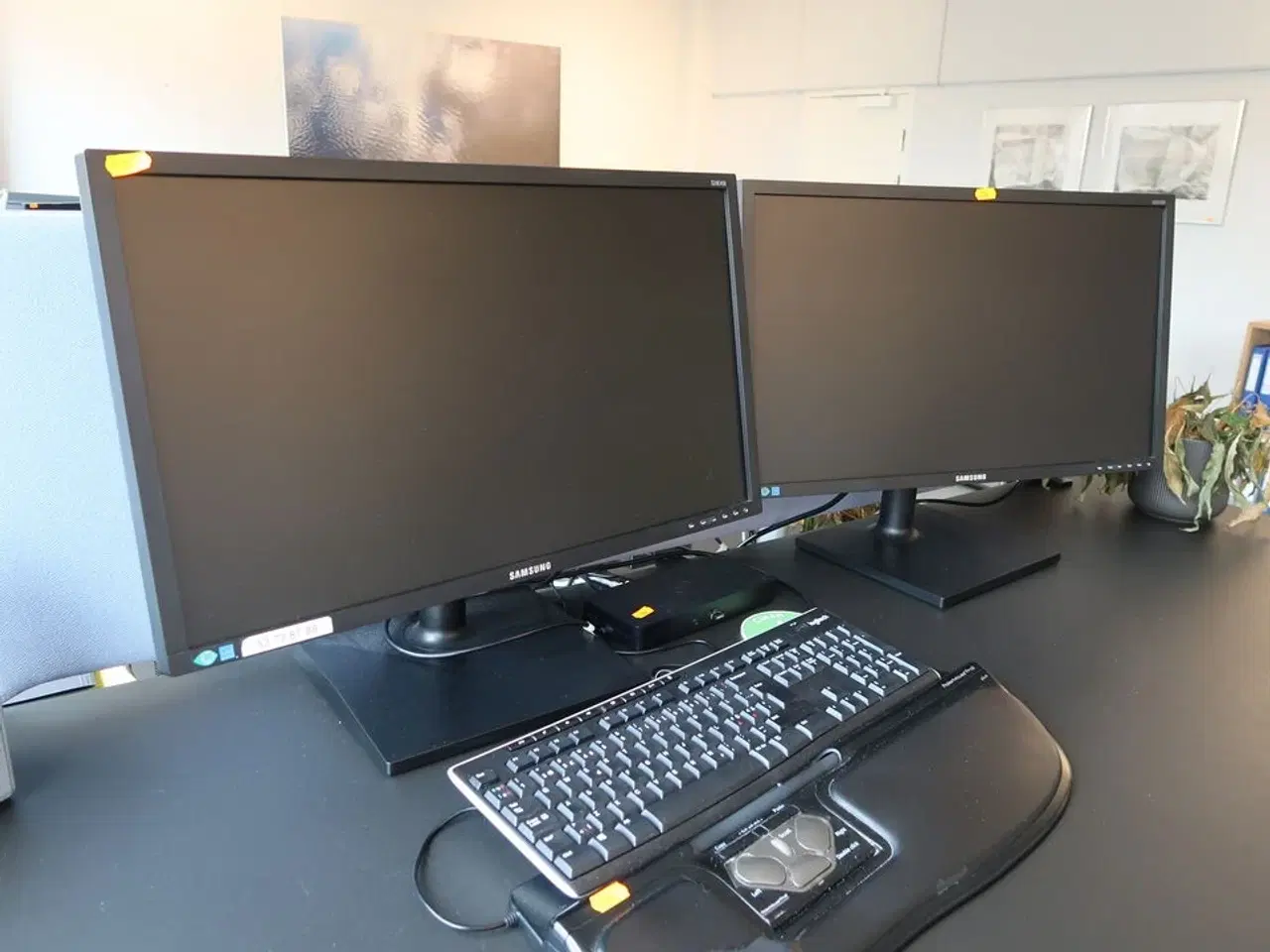 Billede 2 - 2 stk. computerskærme SAMSUNG S24E450, dockingstation DELL, tastatur, rollermouse