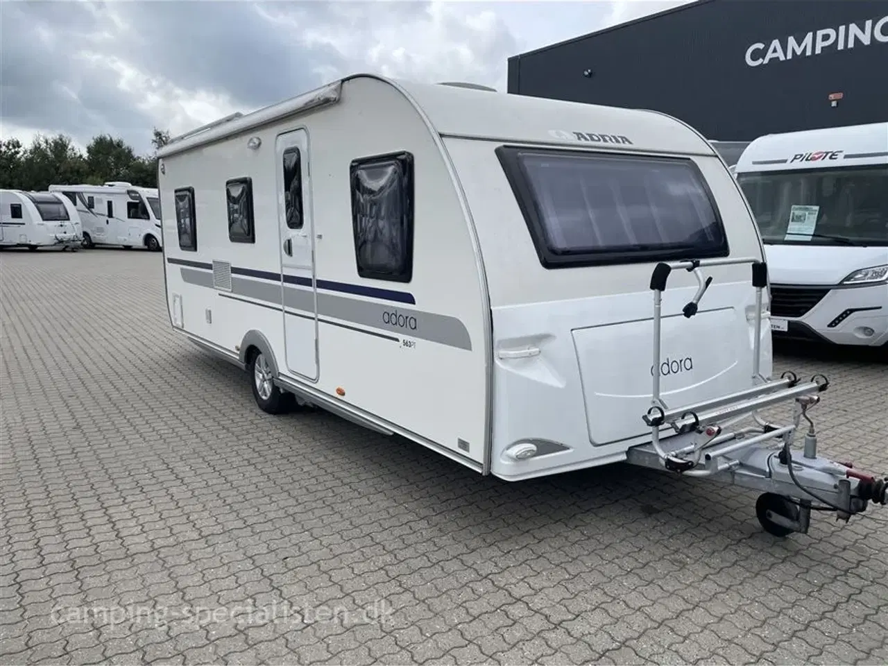 Billede 2 - 2011 - Adria Adora 563 PT   Pæn og velholdt køjevogn - Adria Adora 563 PT fra 2011 - Kan nu opleves hos Camping-Specialisten i Silkeborg