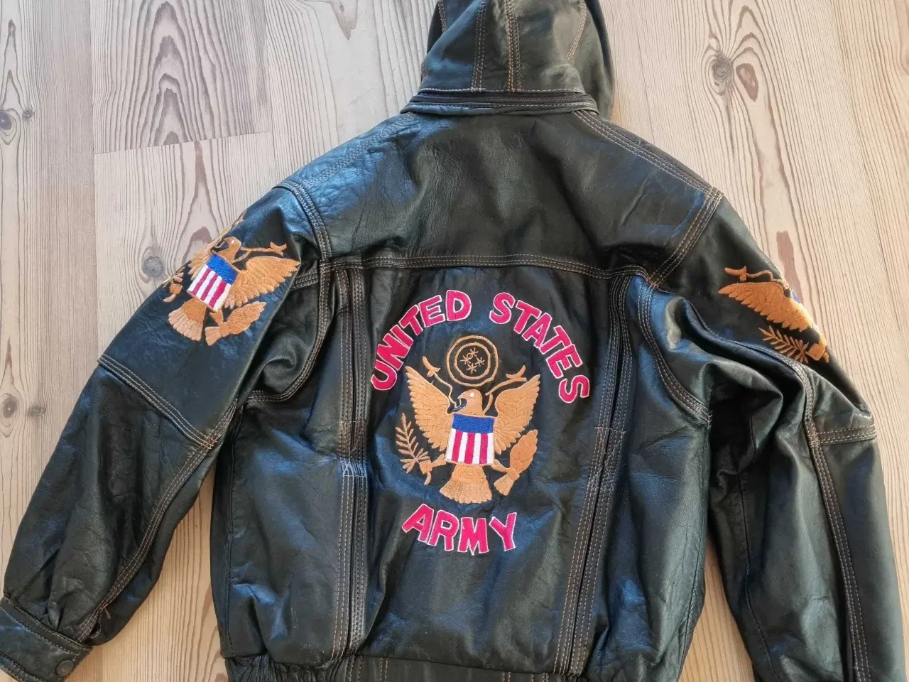 Billede 2 - Ægte Læderjakke med påsyet mærker